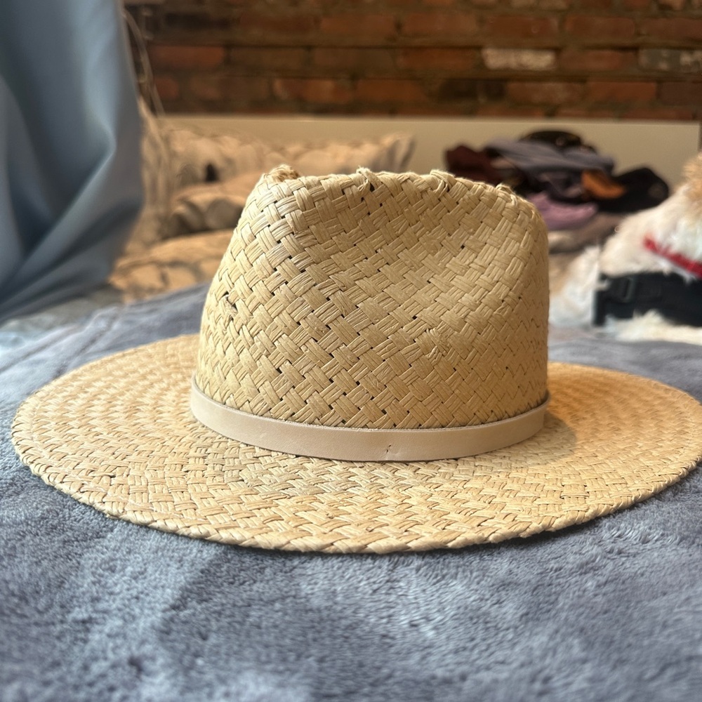 NWOT Janessa Leoné Tan Straw Hat w. Beige Leather detail size Small Basket Weave